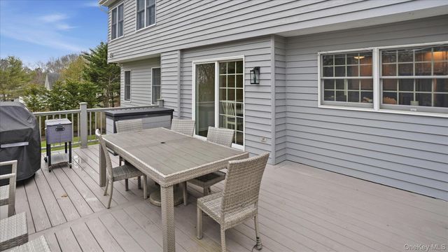 20 Stuart Court, Hampton Bays, NY 11946