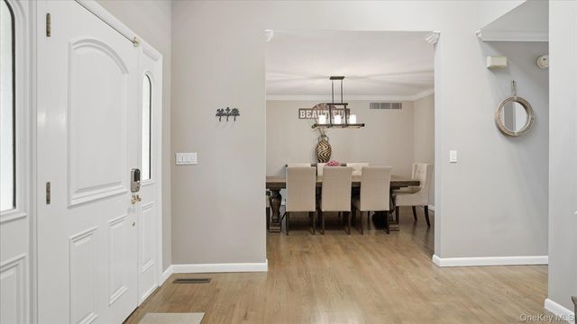 20 Stuart Court, Hampton Bays, NY 11946