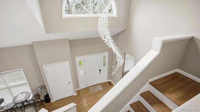 20 Stuart Court, Hampton Bays, NY 11946