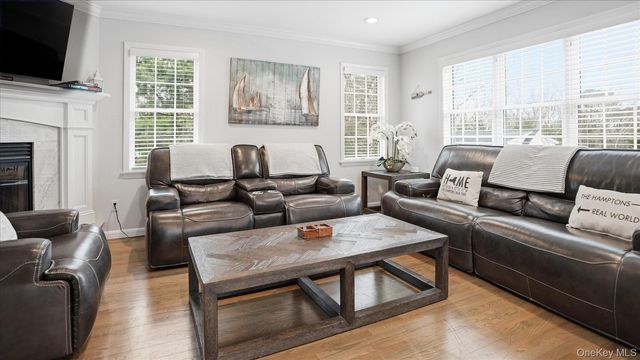 20 Stuart Court, Hampton Bays, NY 11946