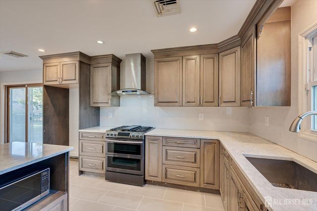 932 Eva Street, Piscataway, NJ 08854
