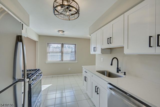 305 Sharon Garden Ct, Woodbridge Twp., NJ 07095