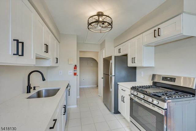 305 Sharon Garden Ct, Woodbridge Twp., NJ 07095