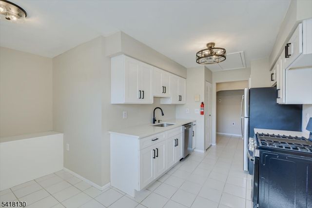 305 Sharon Garden Ct, Woodbridge Twp., NJ 07095