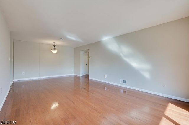 305 Sharon Garden Ct, Woodbridge Twp., NJ 07095