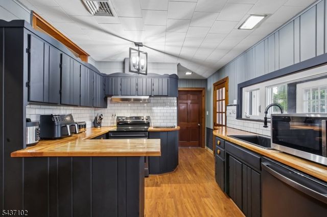52 Charlestown Rd, Hampton Boro, NJ 08827