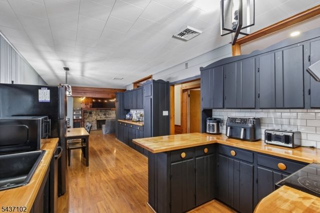 52 Charlestown Rd, Hampton Boro, NJ 08827
