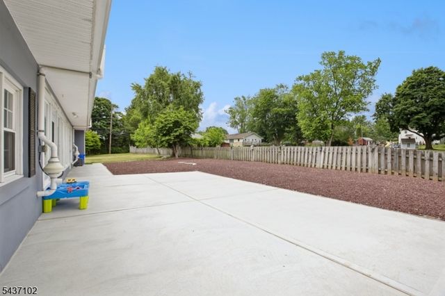 52 Charlestown Rd, Hampton Boro, NJ 08827