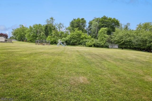 52 Charlestown Rd, Hampton Boro, NJ 08827