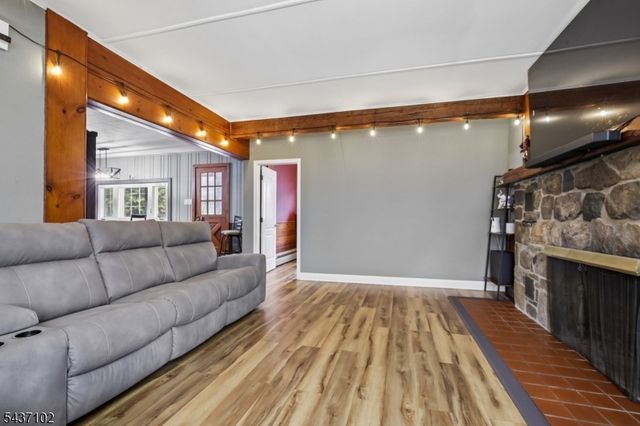 52 Charlestown Rd, Hampton Boro, NJ 08827