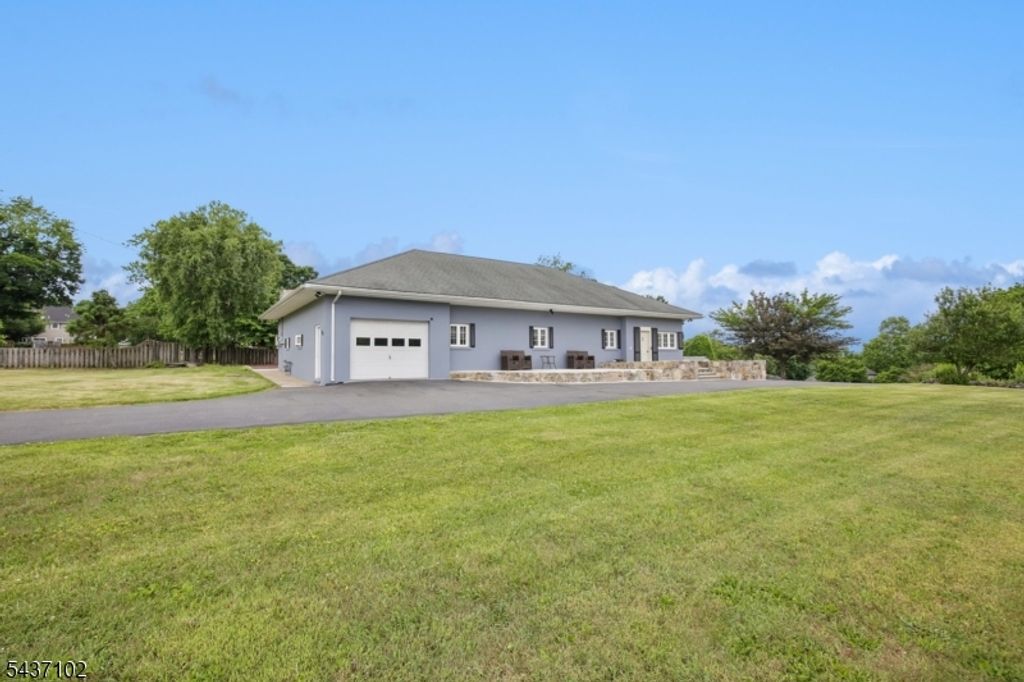 52 Charlestown Rd, Hampton Boro, NJ 08827
