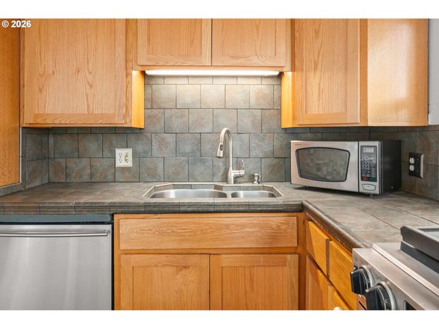 1995 J St, Springfield, OR 97477