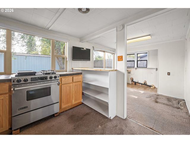 1995 J St, Springfield, OR 97477