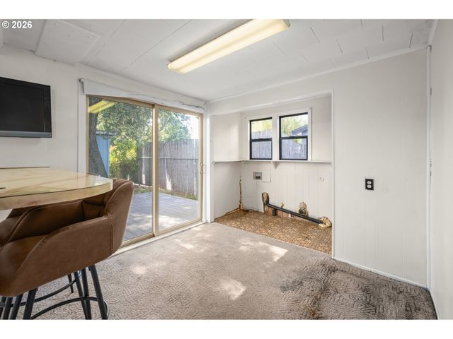 1995 J St, Springfield, OR 97477