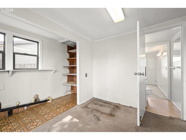 1995 J St, Springfield, OR 97477