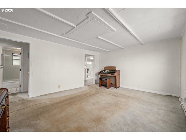 1995 J St, Springfield, OR 97477
