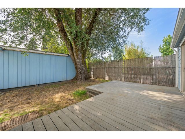 1995 J St, Springfield, OR 97477