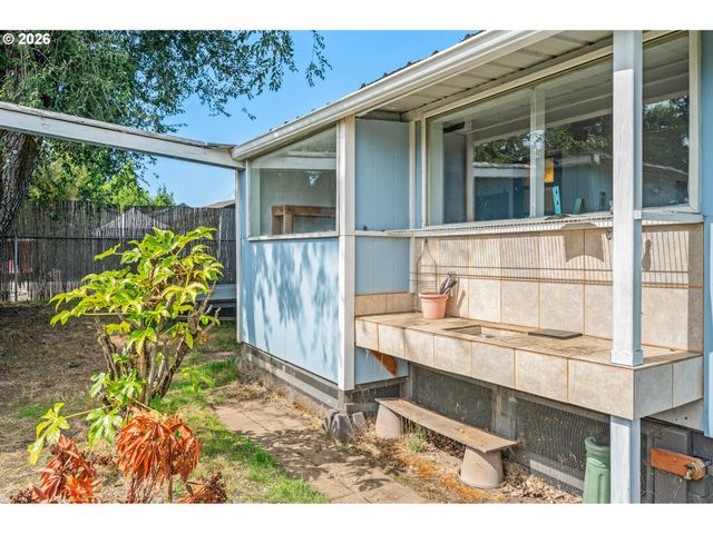 1995 J St, Springfield, OR 97477