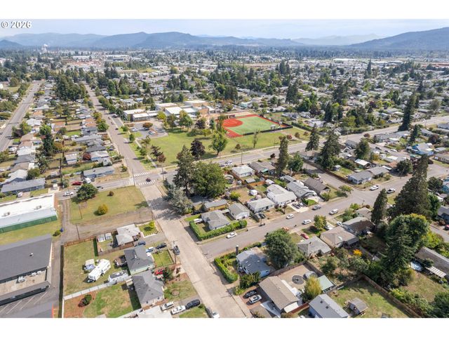 1995 J St, Springfield, OR 97477