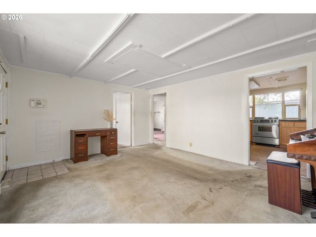 1995 J St, Springfield, OR 97477