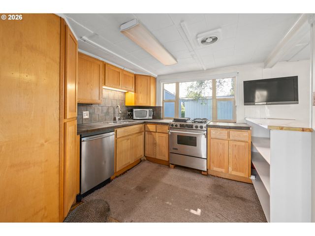 1995 J St, Springfield, OR 97477