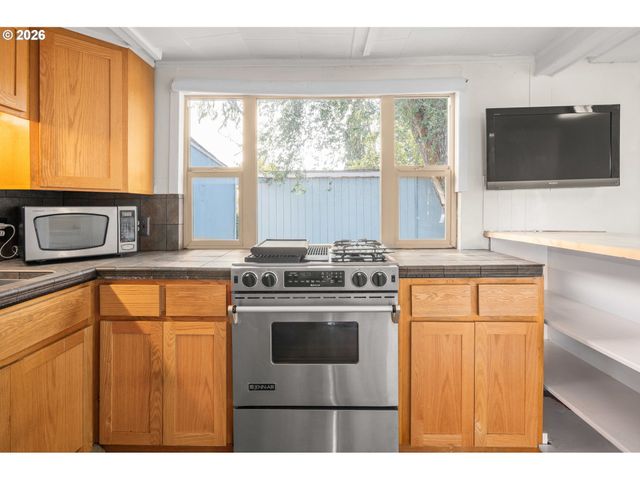 1995 J St, Springfield, OR 97477