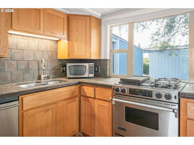 1995 J St, Springfield, OR 97477
