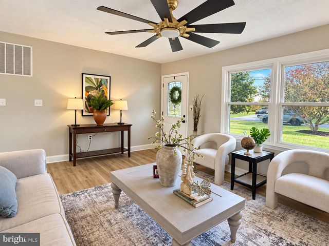 1422 TUSCAWILLA DR, Charles Town, WV 25414