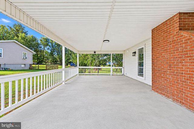 1422 TUSCAWILLA DR, Charles Town, WV 25414