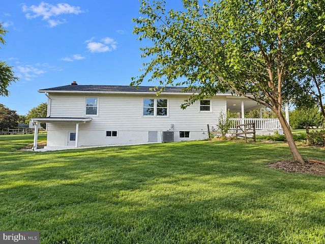 1422 TUSCAWILLA DR, Charles Town, WV 25414
