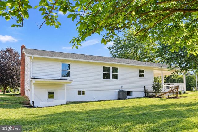 1422 TUSCAWILLA DR, Charles Town, WV 25414