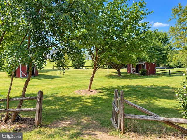 1422 TUSCAWILLA DR, Charles Town, WV 25414