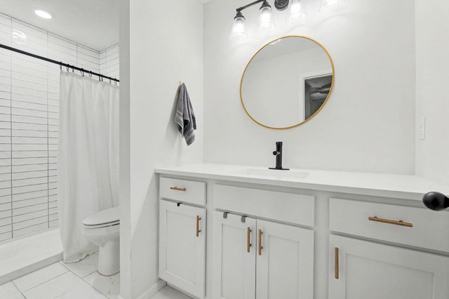 943 N Briarwood Rd, Derby, KS 67037