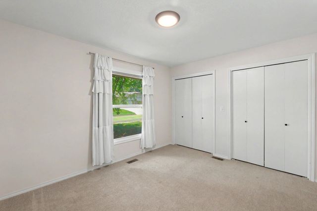 943 N Briarwood Rd, Derby, KS 67037