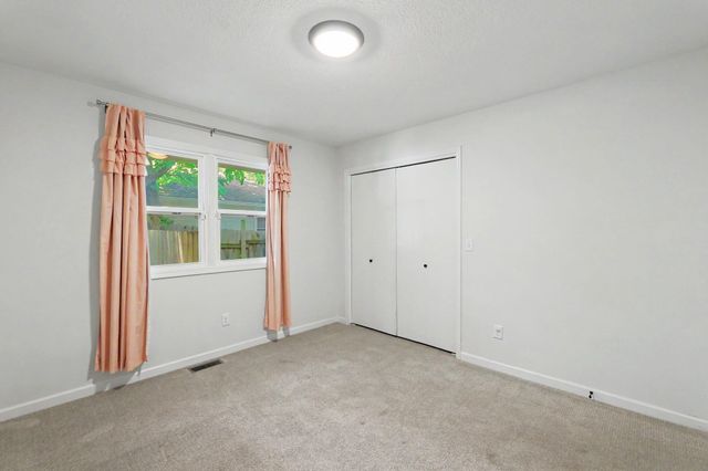 943 N Briarwood Rd, Derby, KS 67037
