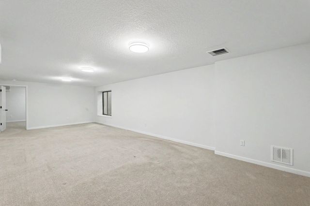 943 N Briarwood Rd, Derby, KS 67037
