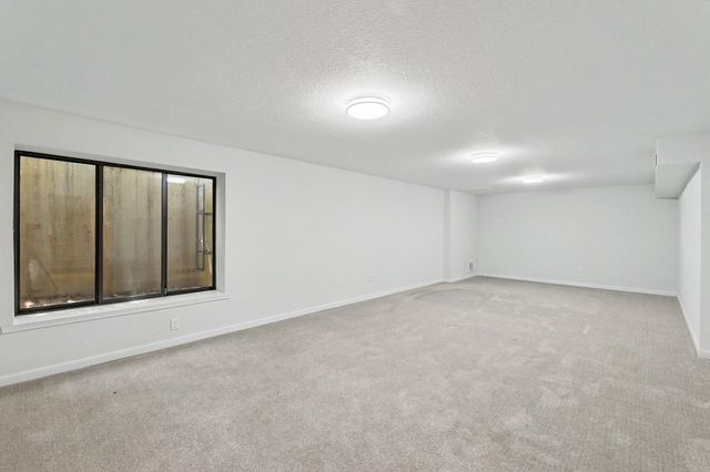 943 N Briarwood Rd, Derby, KS 67037