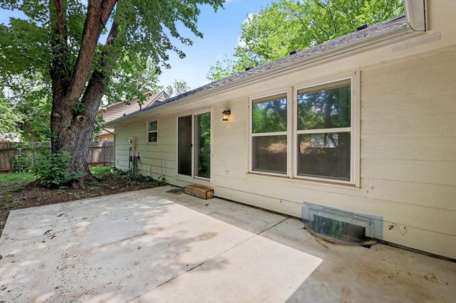 943 N Briarwood Rd, Derby, KS 67037