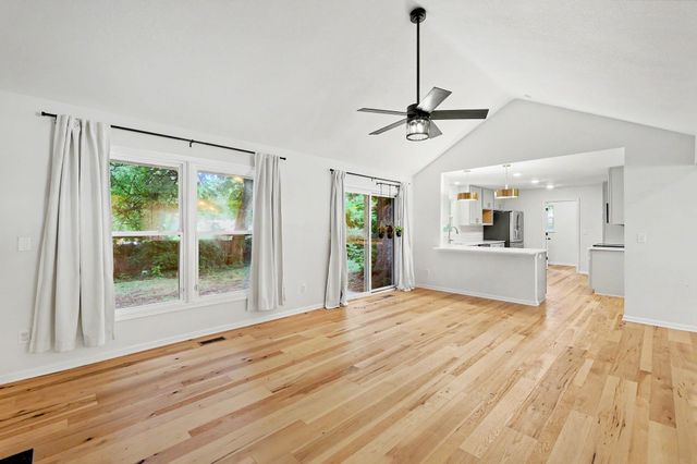 943 N Briarwood Rd, Derby, KS 67037