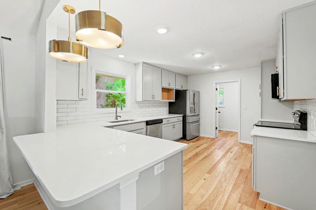 943 N Briarwood Rd, Derby, KS 67037