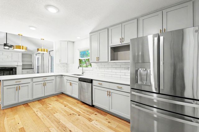 943 N Briarwood Rd, Derby, KS 67037