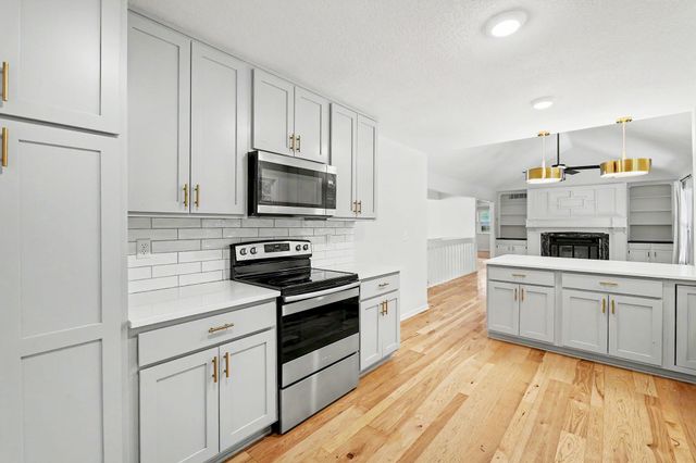 943 N Briarwood Rd, Derby, KS 67037