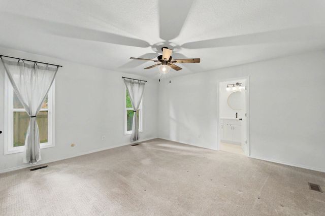 943 N Briarwood Rd, Derby, KS 67037