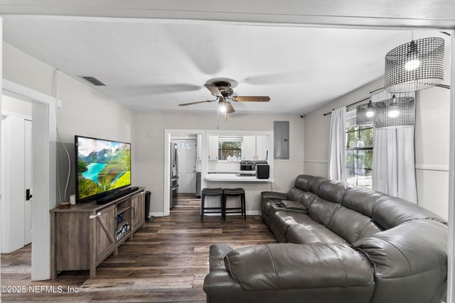 6039 HYDE PARK Circle, Jacksonville, FL 32210