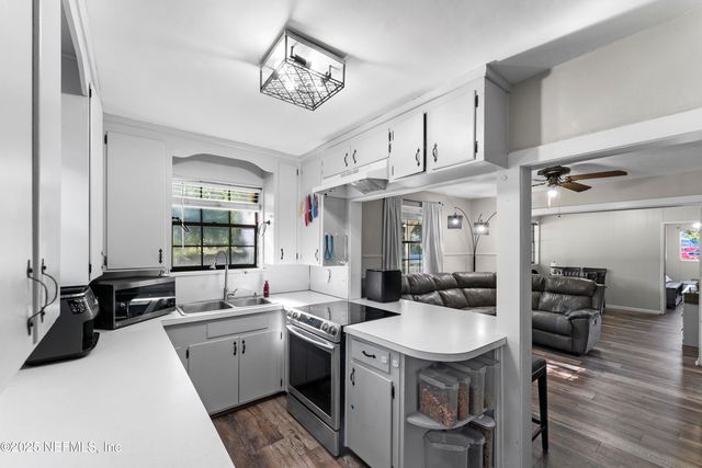 6039 HYDE PARK Circle, Jacksonville, FL 32210