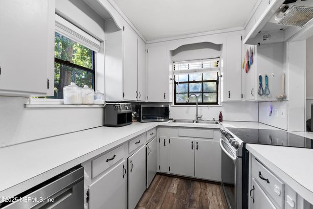 6039 HYDE PARK Circle, Jacksonville, FL 32210