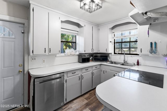 6039 HYDE PARK Circle, Jacksonville, FL 32210