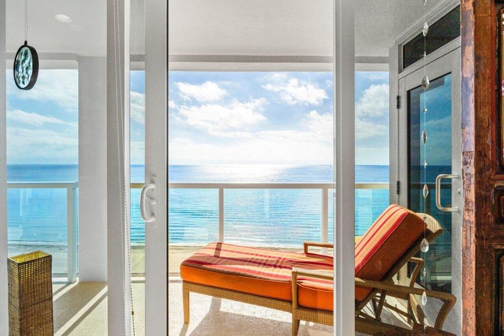 Image 3 of property listing at 2800 S Ocean Boulevard 11c, Boca Raton, FL 33432