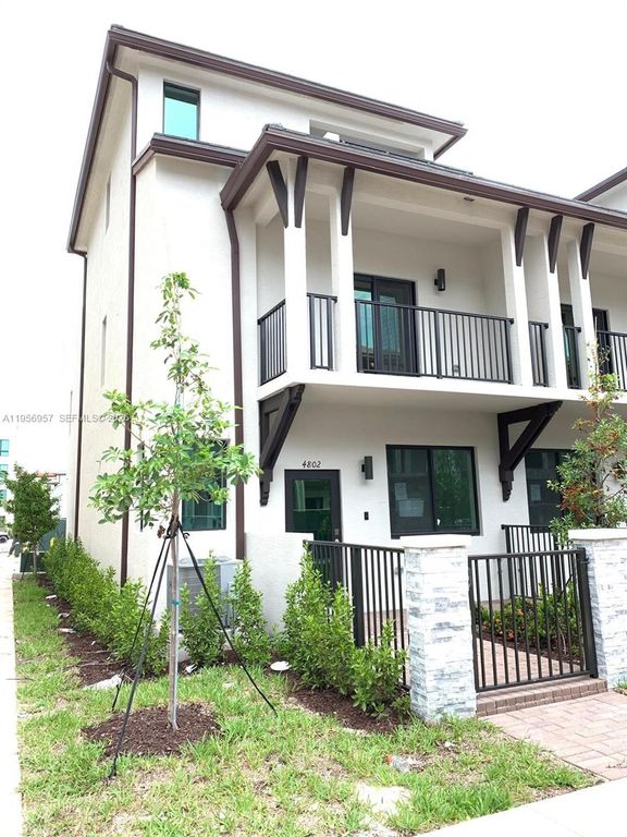 4802 NW 83rd Path ., Doral, FL 33166