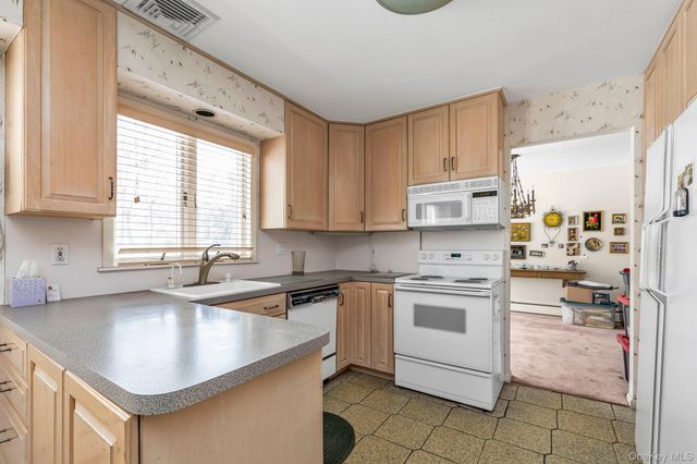 2538 Bradley Court, Merrick, NY 11566